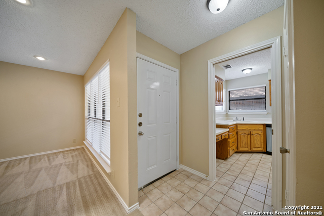 118 Golden Way Property Photo 5