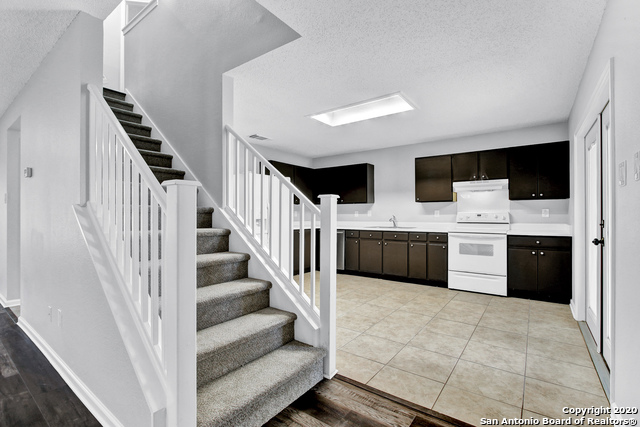 9715 Kashmir Dr Property Photo 6