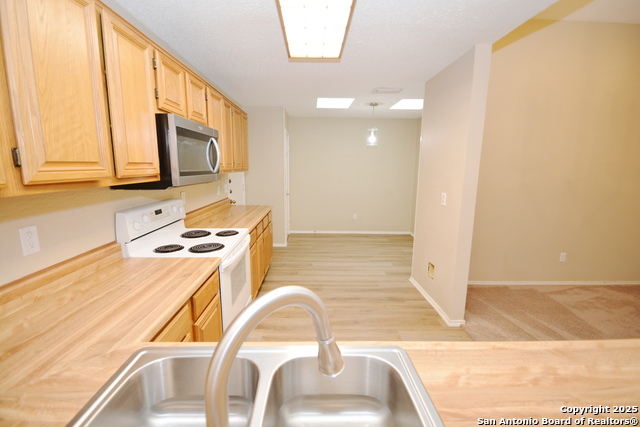 1011 Hedgestone Dr Property Photo 3