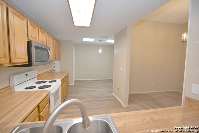 1011 Hedgestone Dr Property Photo 4