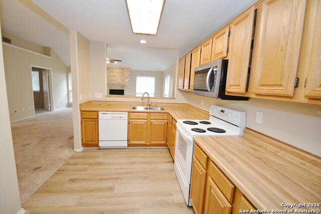 1011 Hedgestone Dr Property Photo 8
