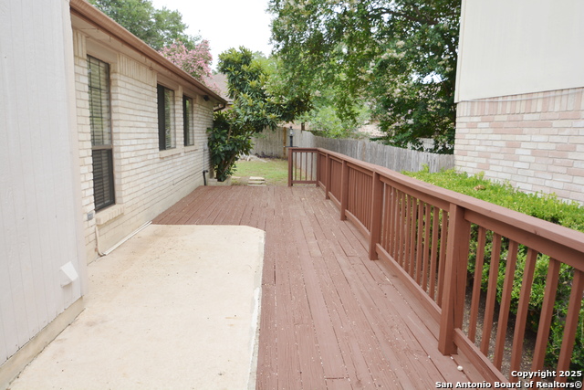 1011 Hedgestone Dr Property Photo 16