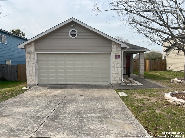 104 BRIAR ST Property Photo 1