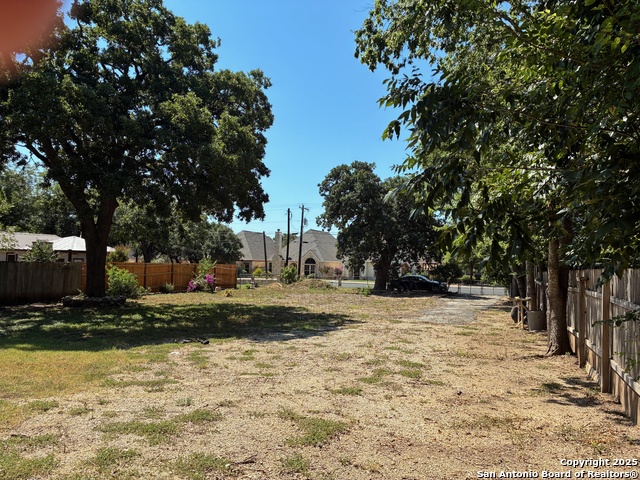 314 E.bandera Property Photo 4