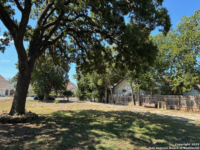 314 E.bandera Property Photo 5