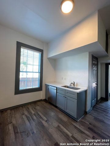 802 Montana St Property Photo 4