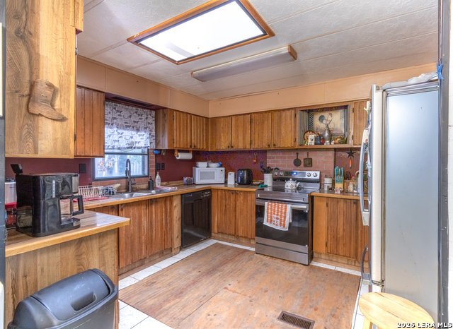 88 Walnut St Property Photo 4