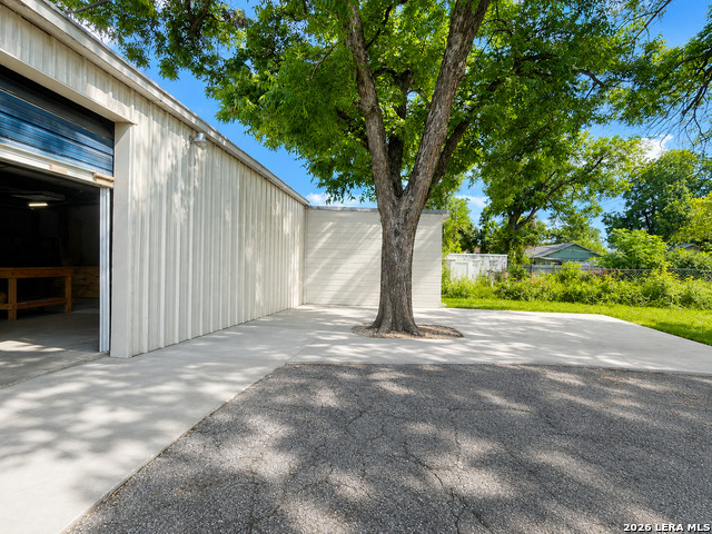 3716 S Presa Property Photo 4