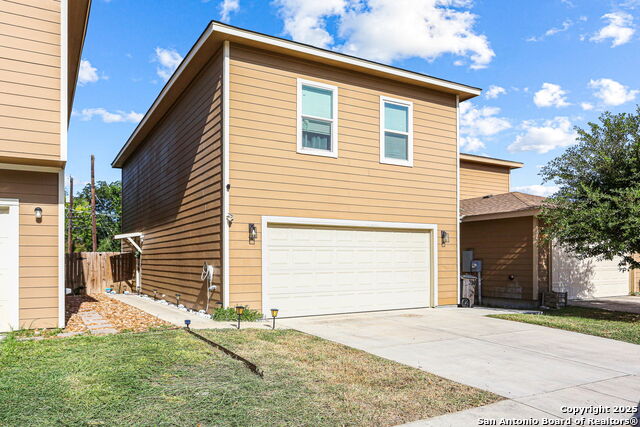 4 Oak Plz Property Photo 3