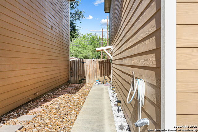4 Oak Plz Property Photo 4