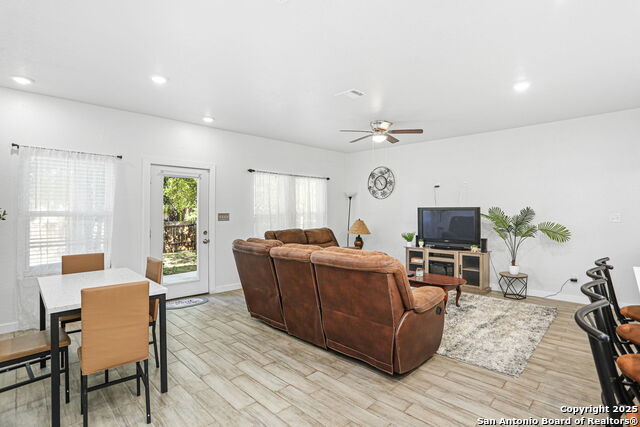4 Oak Plz Property Photo 5