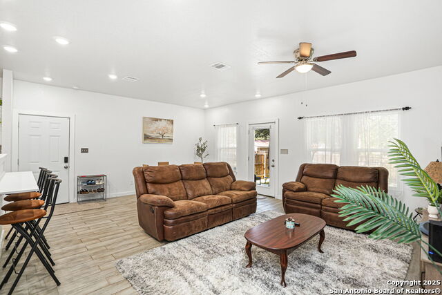 4 Oak Plz Property Photo 6