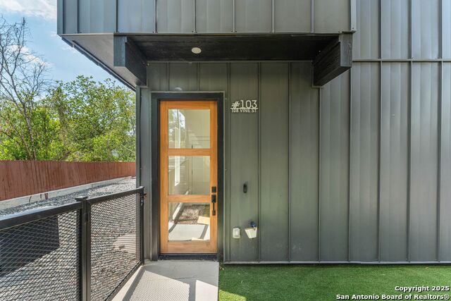 108 Vine St Property Photo 3