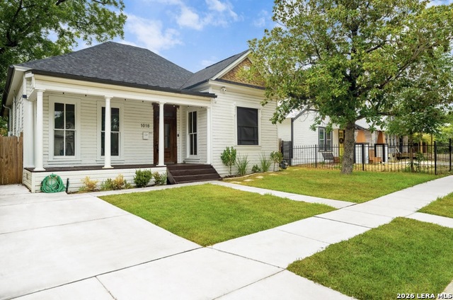 1018 Burnet St Property Photo 2