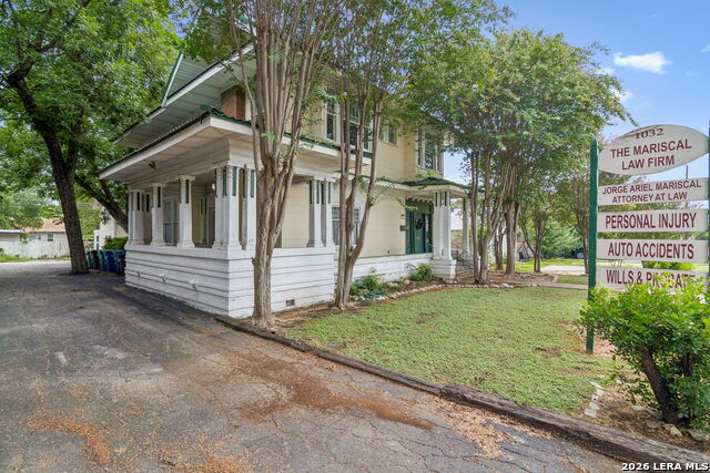 1032 W Woodlawn Property Photo 3