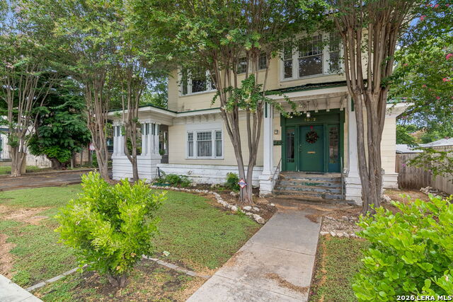 1032 W Woodlawn Property Photo 5