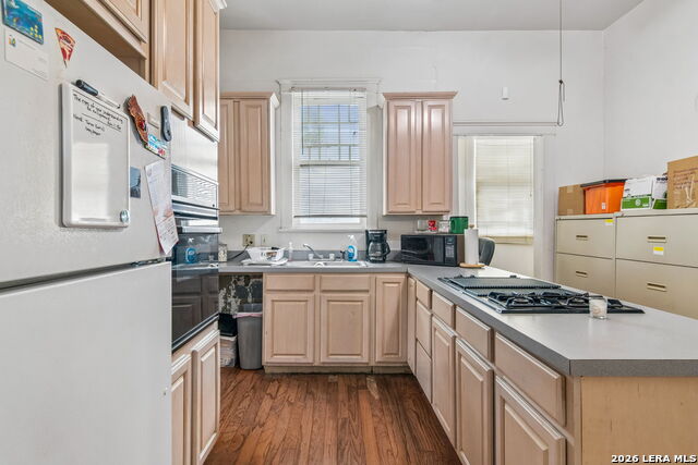 1032 W Woodlawn Property Photo 12