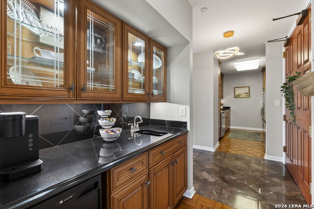 1 Towers Park Ln Property Photo 8