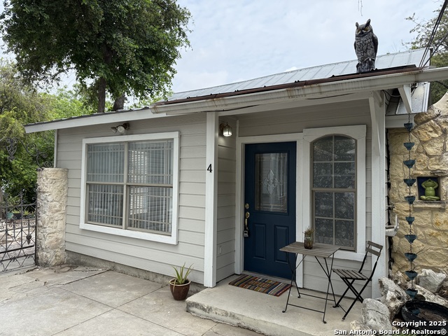 423 W CRAIG PL Property Photo 1