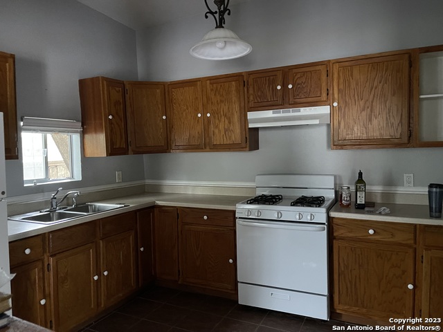 305 Barrera St Property Photo 6