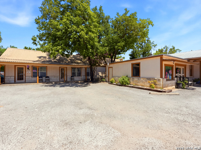 812 N Llano St Property Photo 1