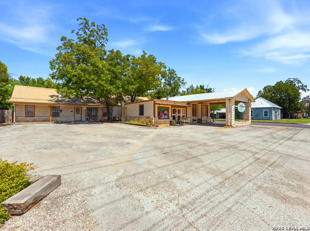 812 N Llano St Property Photo 3