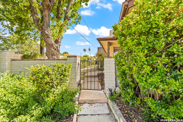 5801 Royal Rdg Property Photo 2