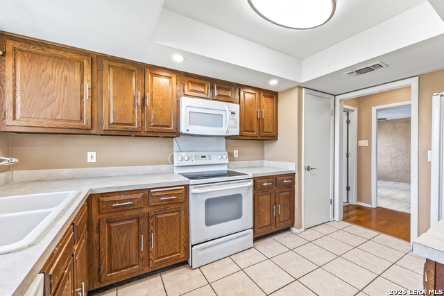 5801 Royal Rdg Property Photo 9