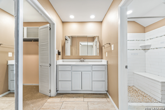 5801 Royal Rdg Property Photo 14