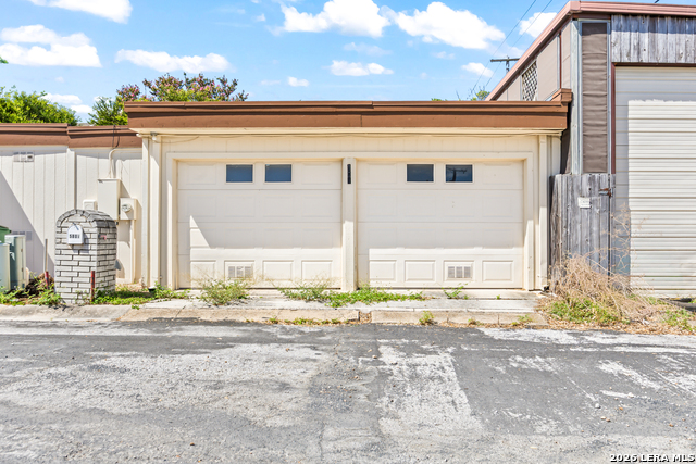 5801 Royal Rdg Property Photo 24
