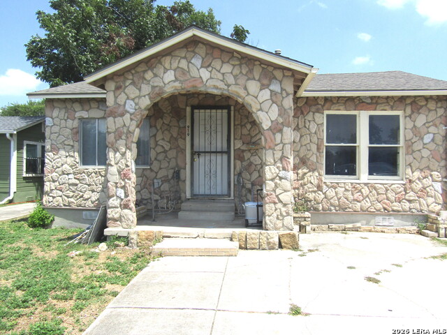 919 Alametos Property Photo 1