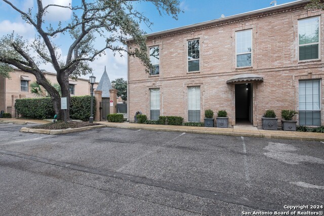 7707 Broadway Property Photo 3