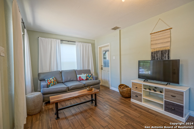 530 E Myrtle St Property Photo 5