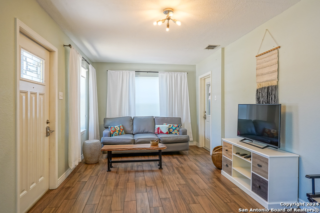 530 E Myrtle St Property Photo 7