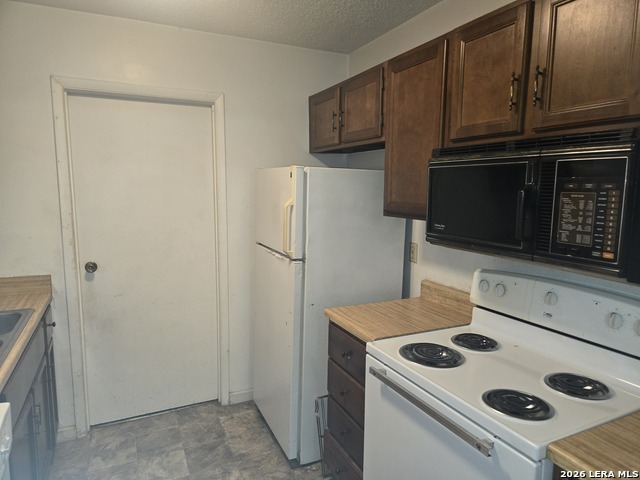 320 Station St Property Photo 10