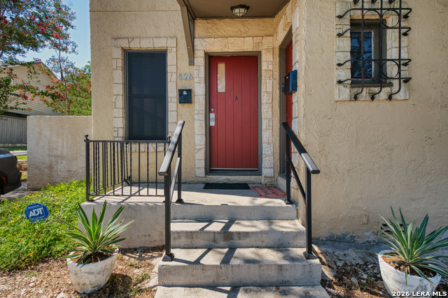 526 Pershing Ave Property Photo 3