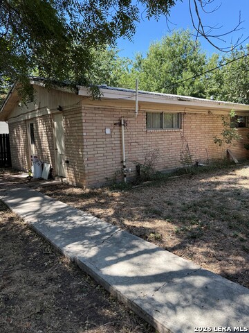 401 E Weinert St Property Photo 4