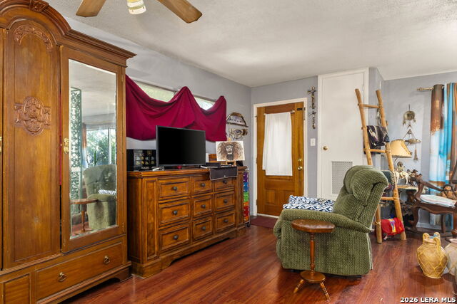 401 E Weinert St Property Photo 23