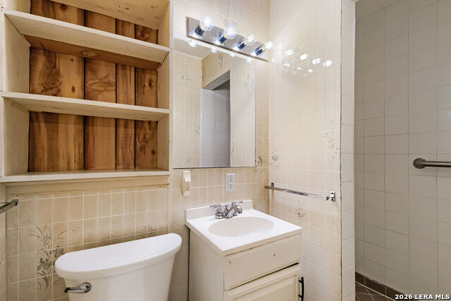 8106 Windlake Dr. Property Photo 18