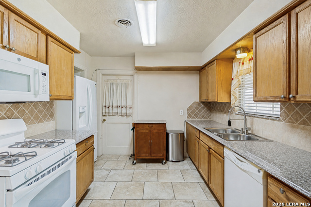 319 Redcliff Dr Property Photo 7