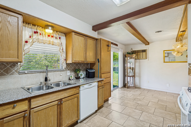 319 Redcliff Dr Property Photo 8