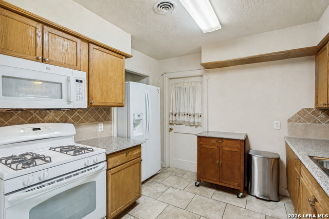 319 Redcliff Dr Property Photo 9