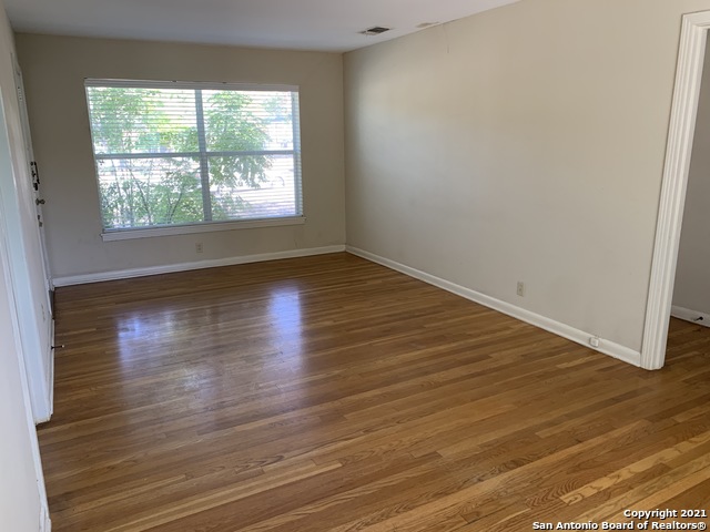 111 Laddie Pl Property Photo 4