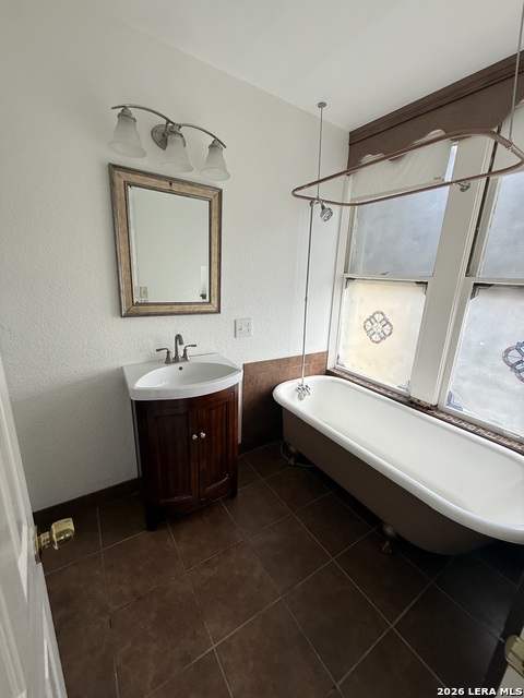 810 E Guenther Property Photo 11