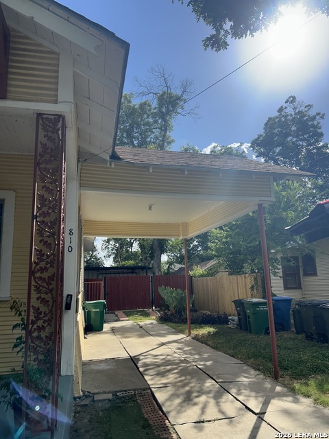 810 E Guenther Property Photo 12