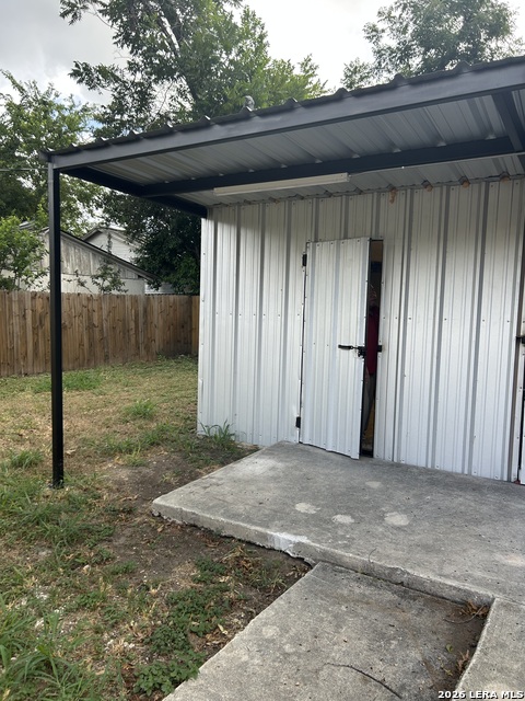 810 E Guenther Property Photo 13