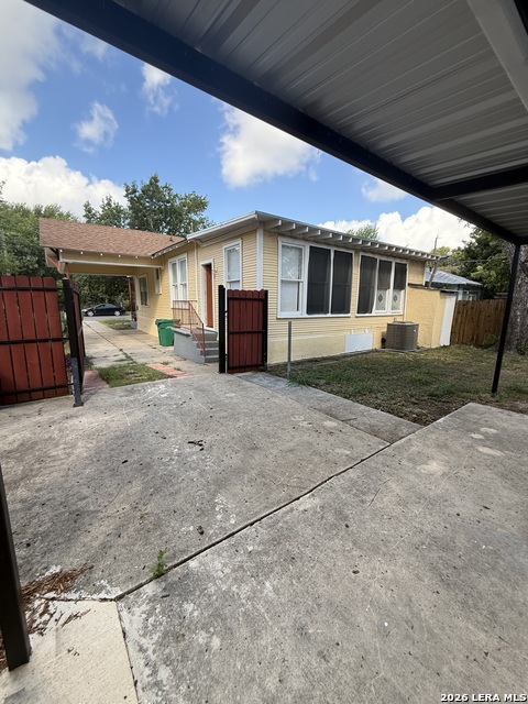 810 E Guenther Property Photo 17
