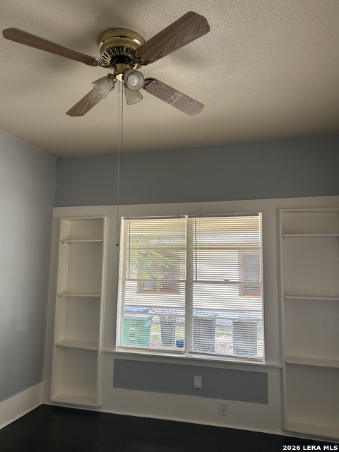 810 E Guenther Property Photo 18