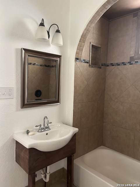 810 E Guenther Property Photo 19