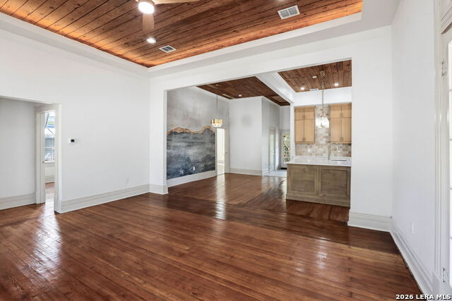 824 N Pine St Property Photo 6